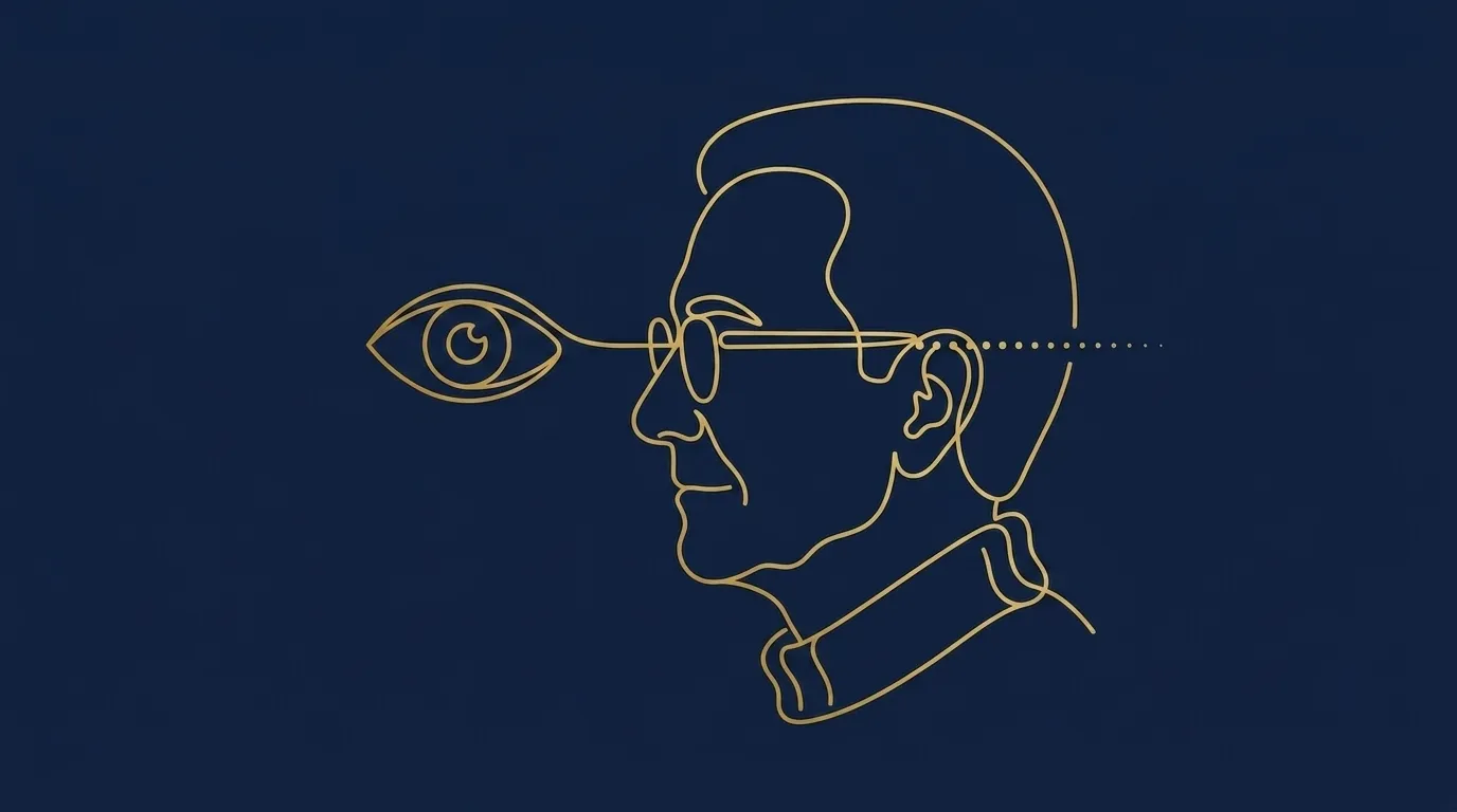 Aposentado em consulta oftalmológica com a imagem do fundo de olho na tela mostrando a papila do nervo óptico pálida
